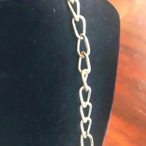 pretty Necklace with green stones - Picture 7 of 8